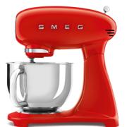 Smeg SMF05 kjøkkenmaskin i rødt, retrodesign med 4,8 liters stålbolle